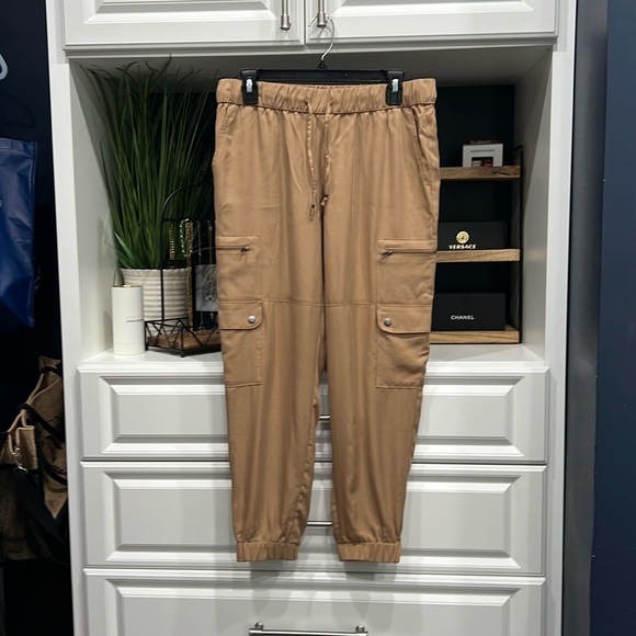 Banana Republic NWT  Cargo pants petite SZ M Kaki tan pockets on both sides - Picture 1 of 10